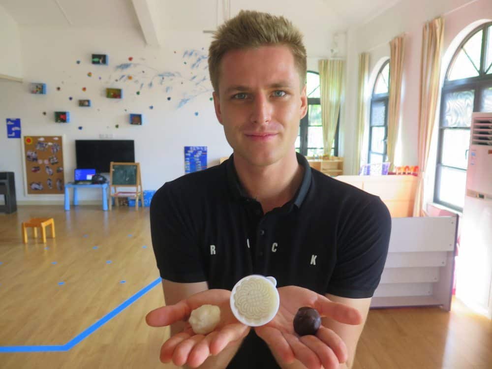 Cez introducing traditional mooncakes to you.